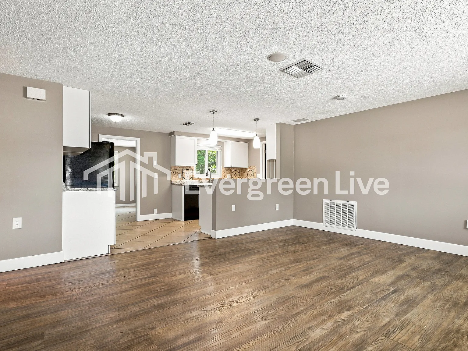 3 bed, 1.0 bath, 1272 sqft, $1,545 — Photo 2