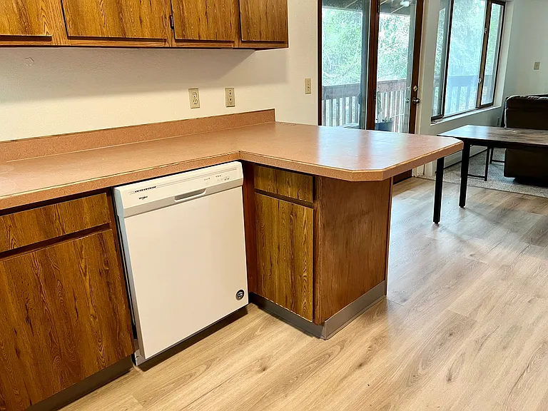 Freshly Renovated - Southside 3 Bedroom — Photo 24