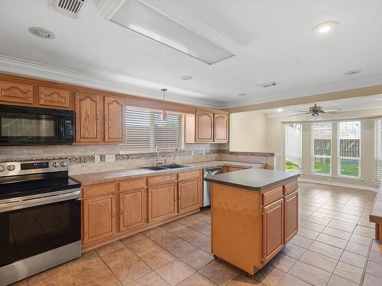 8030 Pine Falls Dr — Photo 6