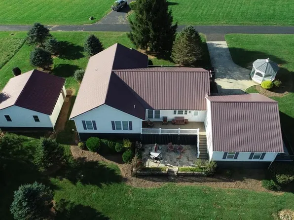 29 Poppy Trl, Hillsville, VA 24343