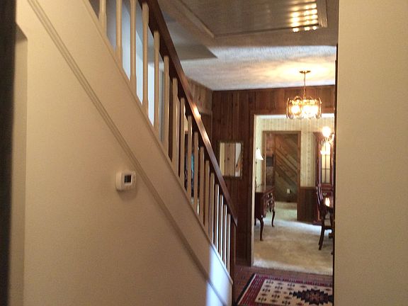Hallway/ foyer 