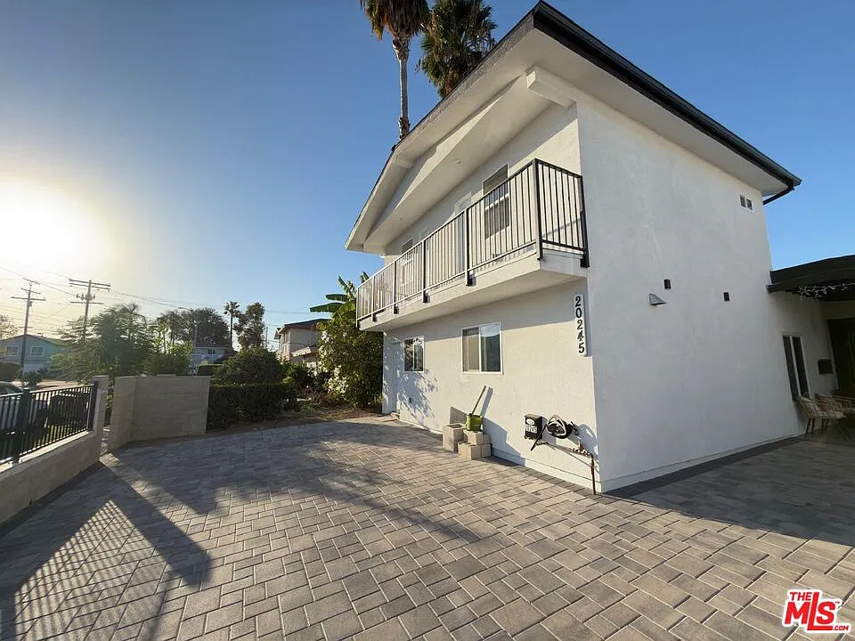 2 bed, 2.5 bath, 900 sqft, $2,990 — Photo 2