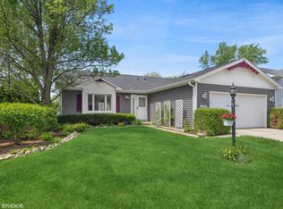 12 Autumn Ln, Streamwood, IL 60107