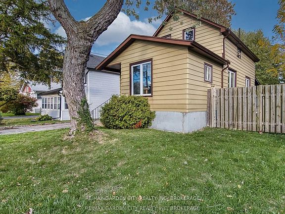 3rd image of 809 Steele St