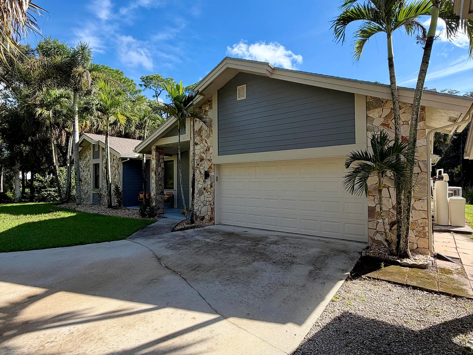 3 bed, 2.0 bath, 2045 sqft, $5,000 — Photo 2