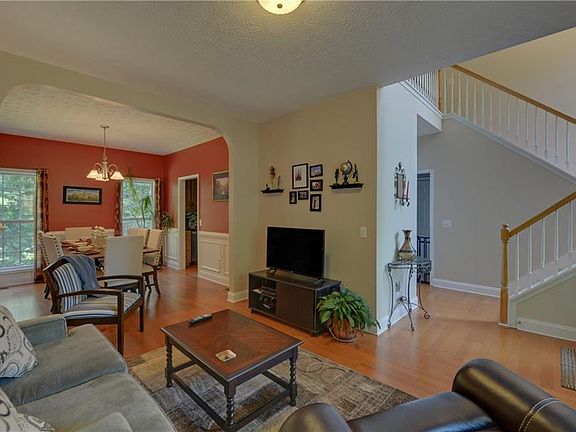 5th image of 150 Greatwood Dr