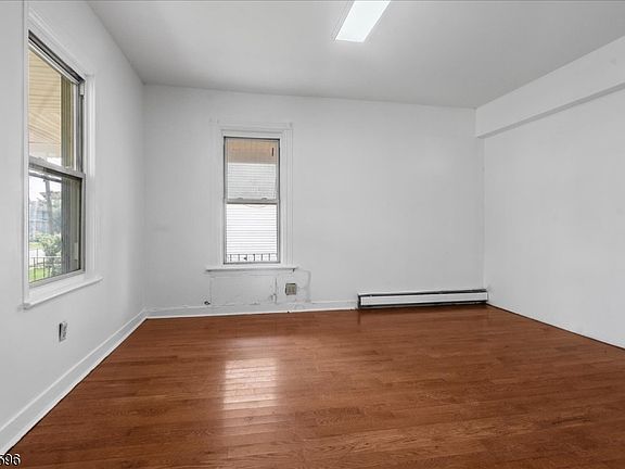 5th image of 930 W 5th St