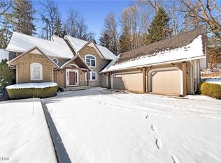 2300 Hampton Ledges Dr, Cuyahoga Falls, OH 44223