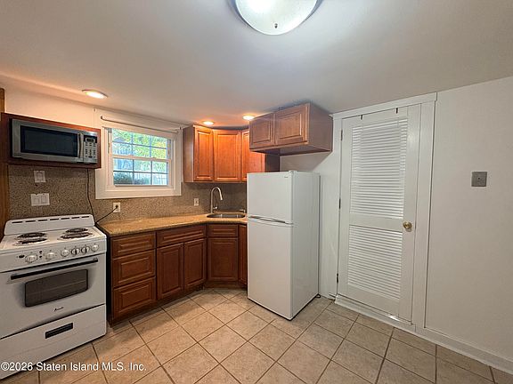 2nd image of 25 Goodall St #R