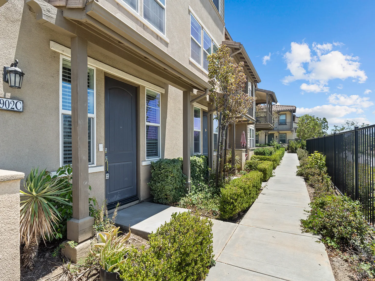 2 bed, 2.5 bath, 1447 sqft, $3,200 — Photo 2