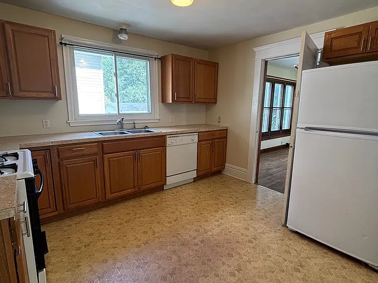 223 East Ave — Photo 5