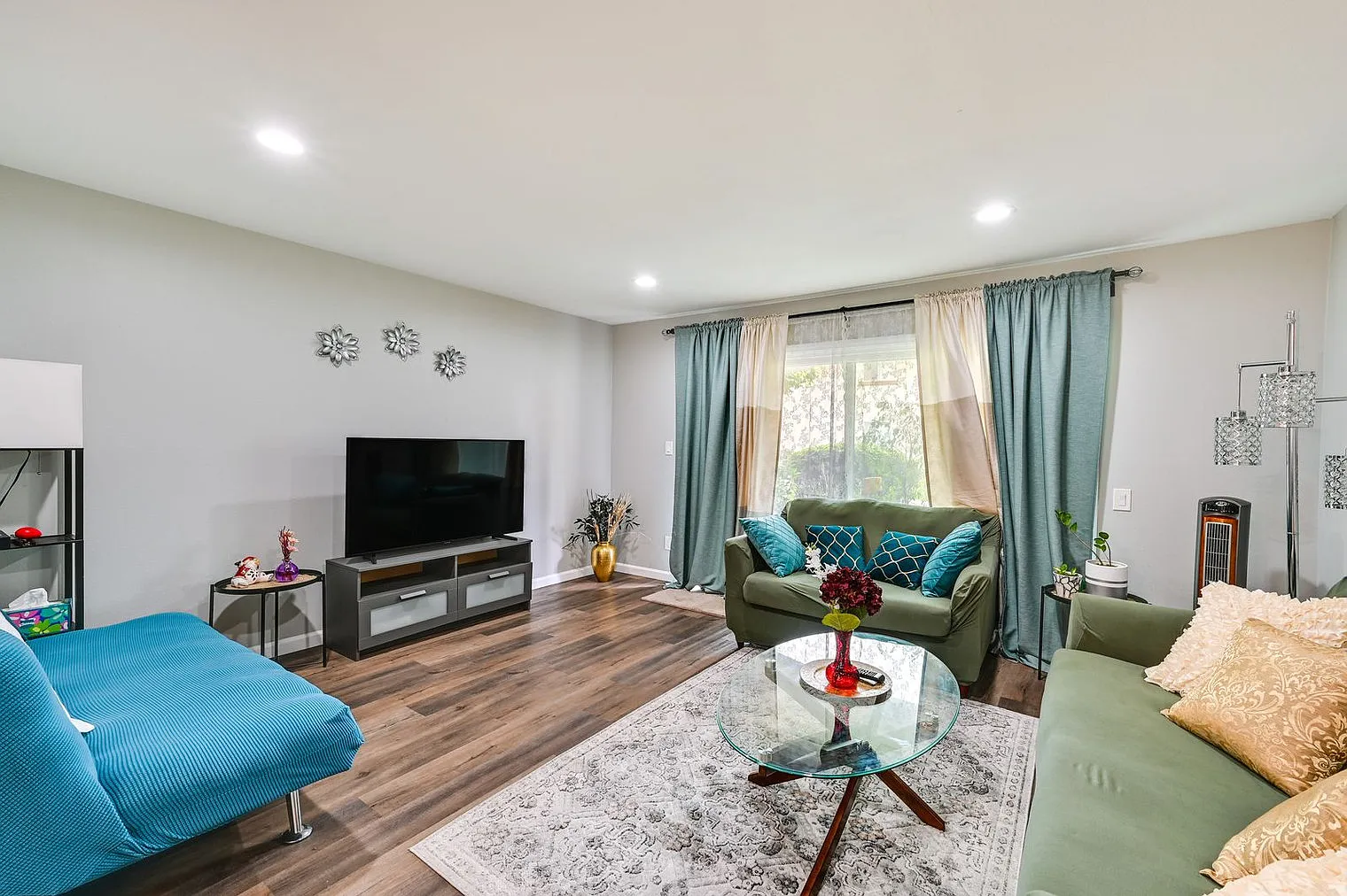 1 bed, 1.0 bath, 710 sqft, $3,612 — Photo 2