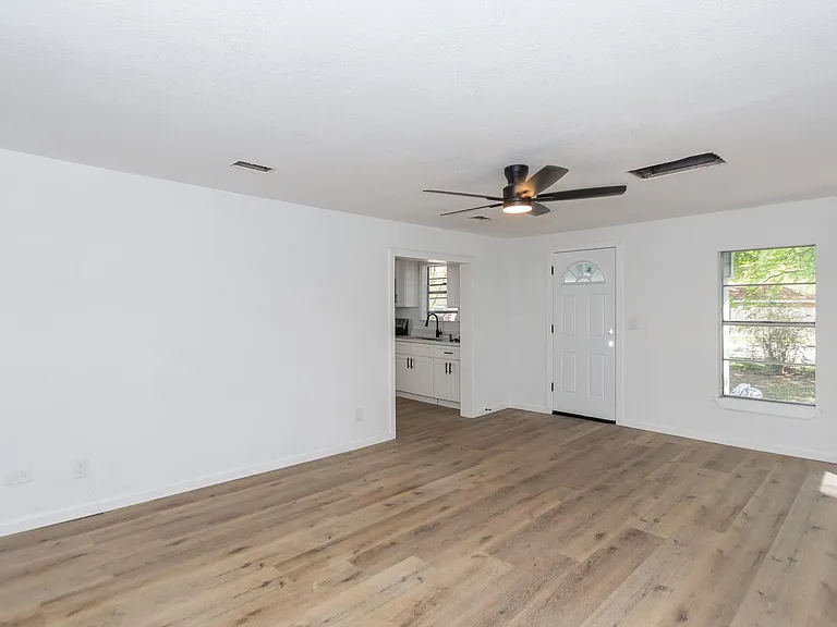 211 W South St — Photo 15