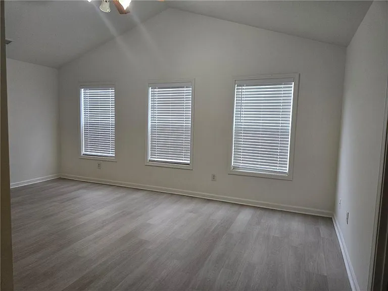 577 Woodland Park Ter — Photo 4