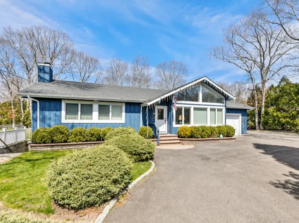 18 Squires Ave, East Quogue, NY 11942