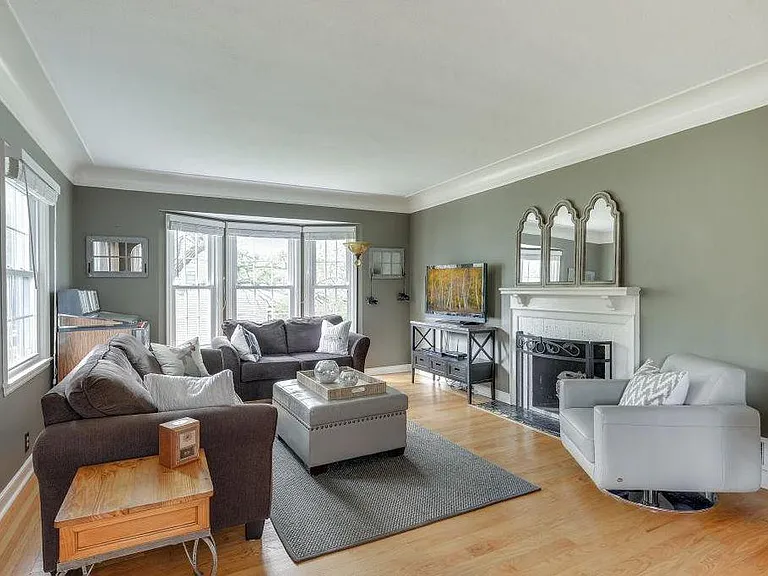 3224 Webster Ave S — Photo 2