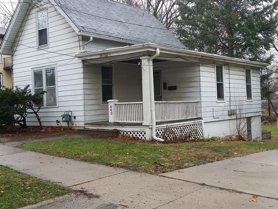 Front of house with front porch/