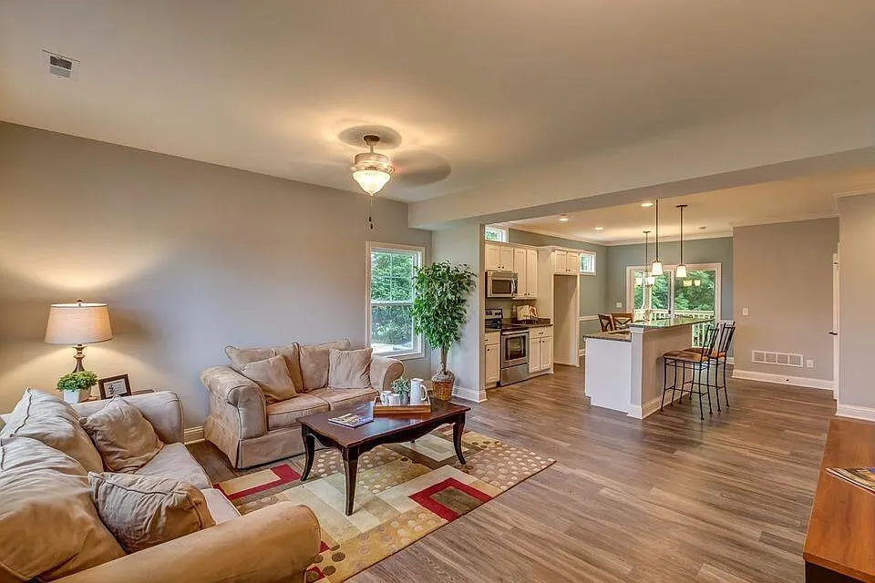 3 bed, 2.5 bath, 2019 sqft, $2,600 — Photo 4