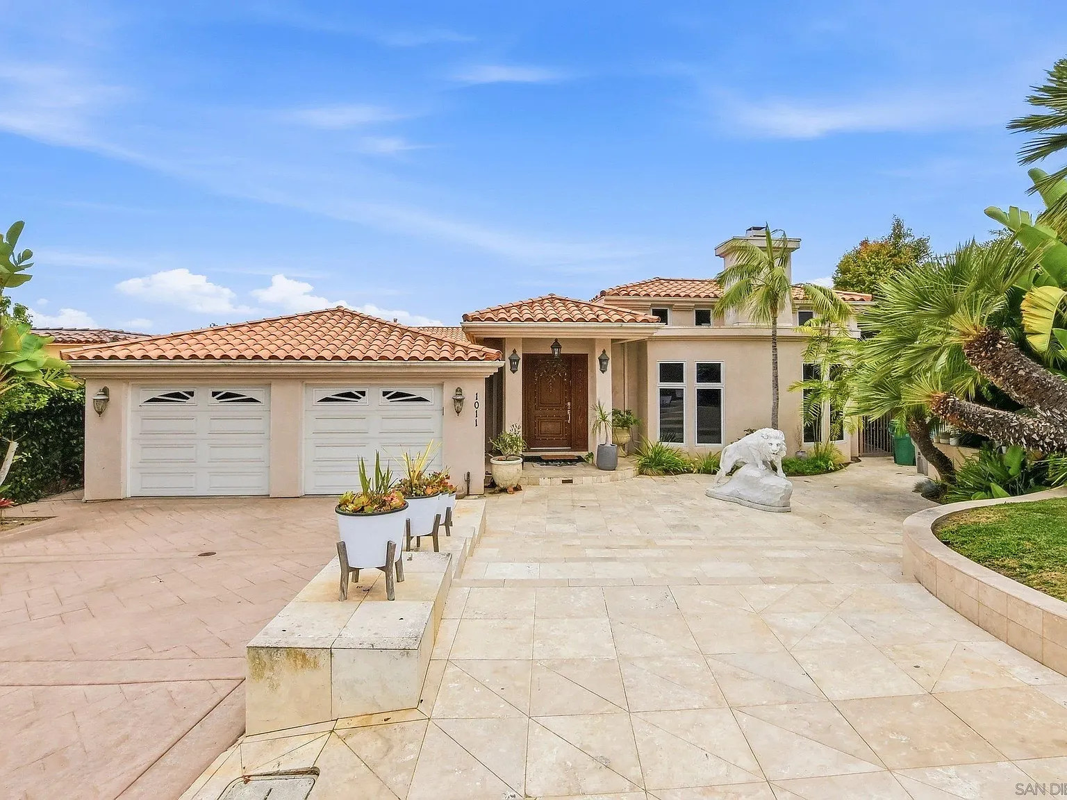 5 bed, 5.5 bath, 5790 sqft, $15,700 — Photo 1