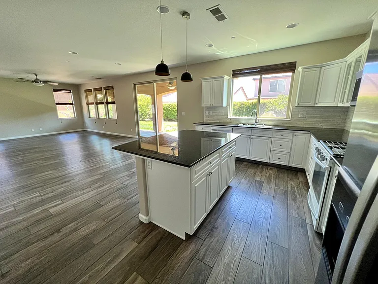 3558 Sussex Ave — Photo 3