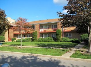 33 N Clifton Ave #102, Park Ridge, IL 60068