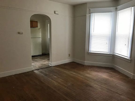 5th image of 834 Emerson St