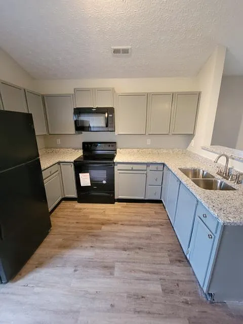 3 bed, 1200 sqft, $1,500 — Photo 3