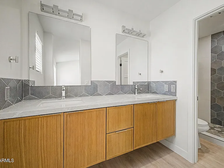 2084 N Sunset Dr — Photo 20