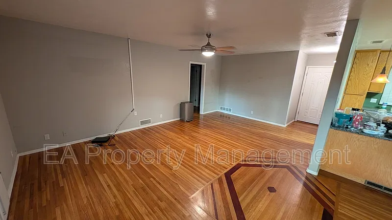 3 bed, 2.0 bath, 1246 sqft, $2,345 — Photo 3