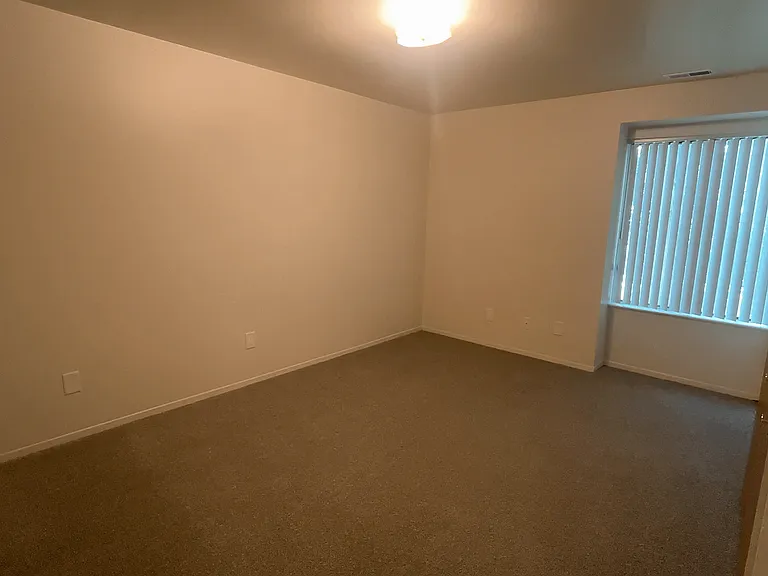 Lakeside Village Apartments — Photo 123