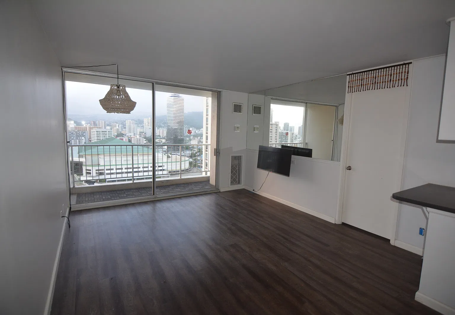 Renovated Immaculate 1/1/1 Villa on Eaton Square — Photo 4