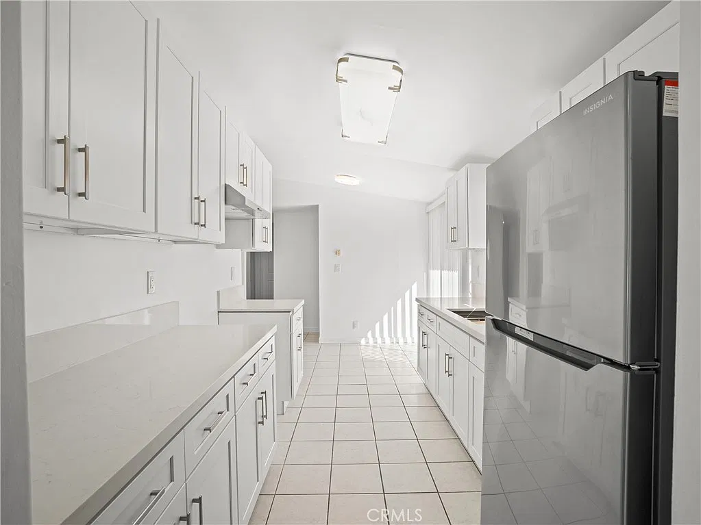 3 bed, 1110 sqft, $3,650 — Photo 4