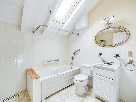 1st floor - Full Bathroom