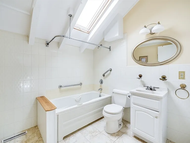 1st floor - Full Bathroom