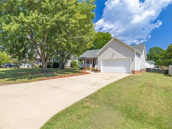 21 Oak Meadow Ln, Thomasville, NC 27360