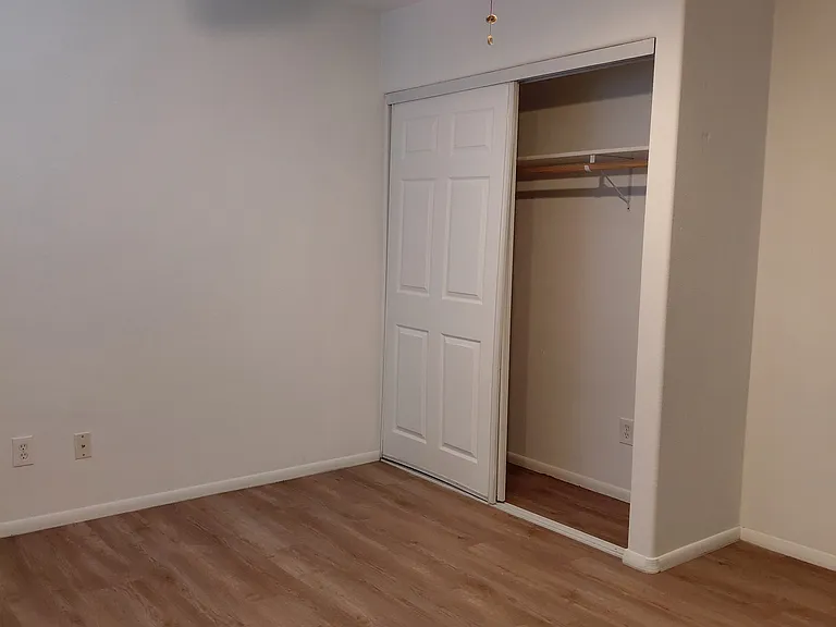 Guest bedroom (10' x 14') w/ closet.