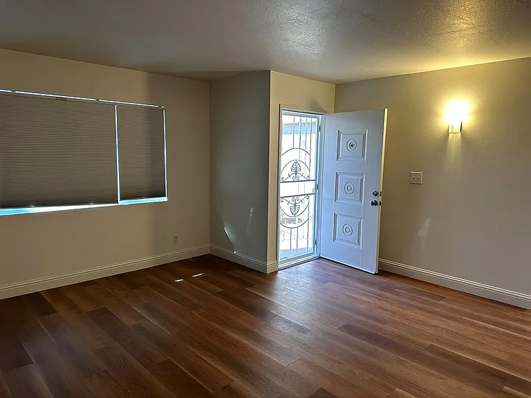 33 Russell Ave — Photo 21