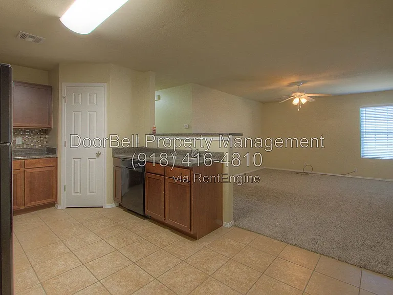 5801 N 34th St — Photo 4