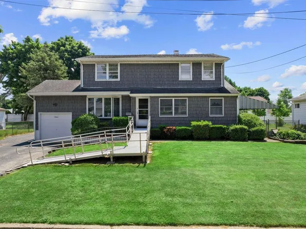 16 Deepdale Drive, Brentwood, NY 11717