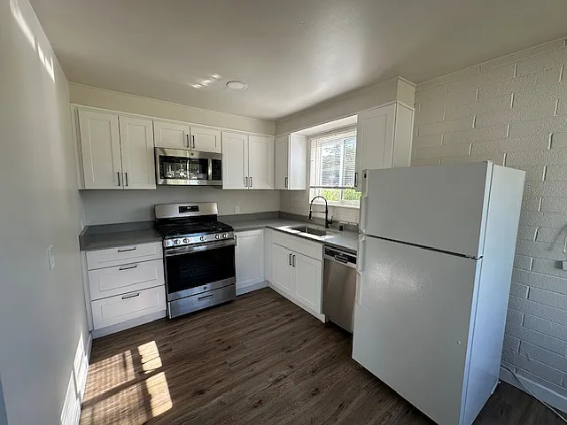387 E Redondo Ave — Photo 8