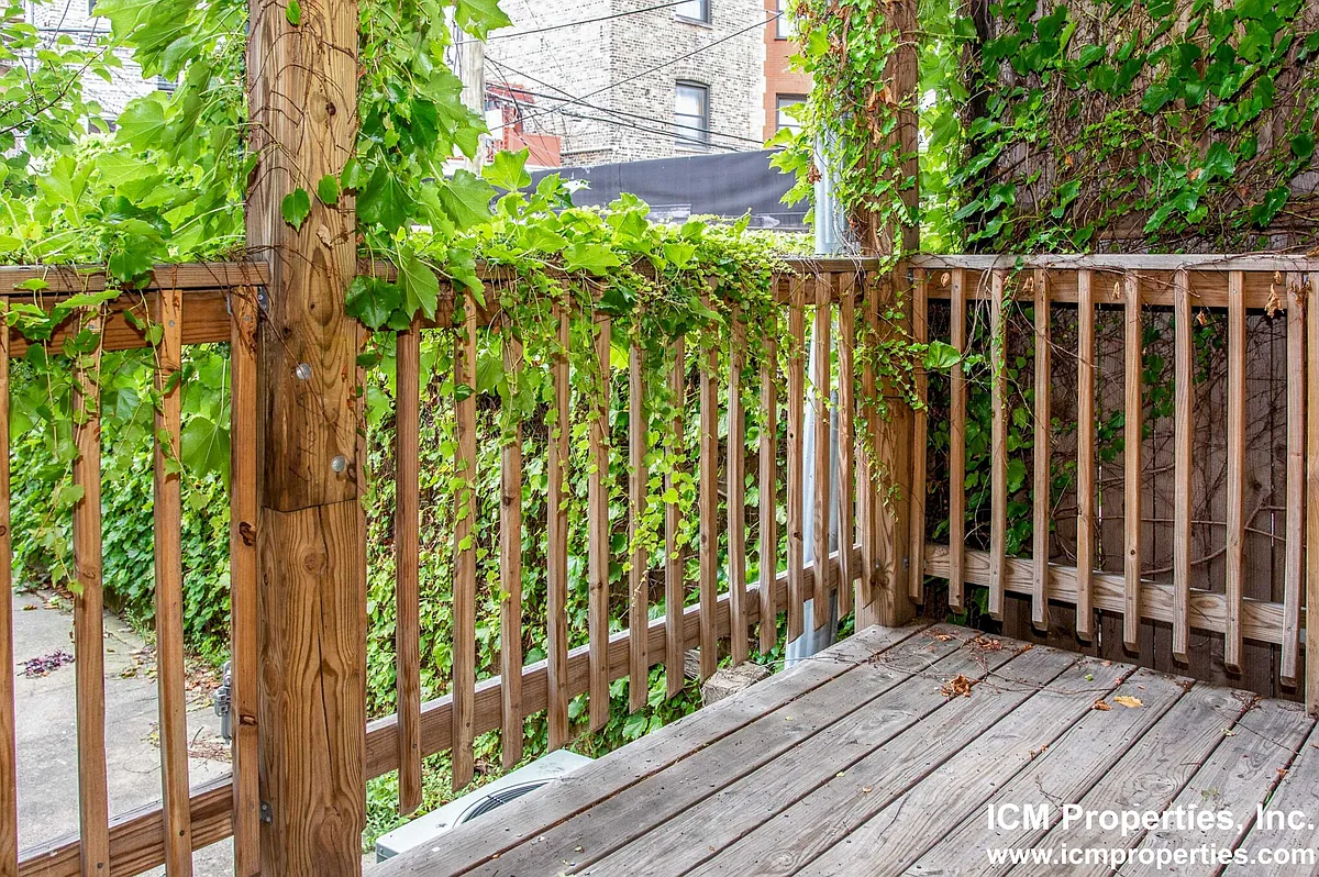 Building Photo - 853 W Wellington Ave #1