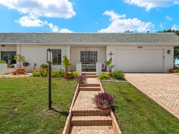 386 Club Manor Dr, Sun City Center, FL 33573