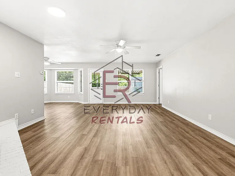 1310 Goodhue Dr — Photo 2