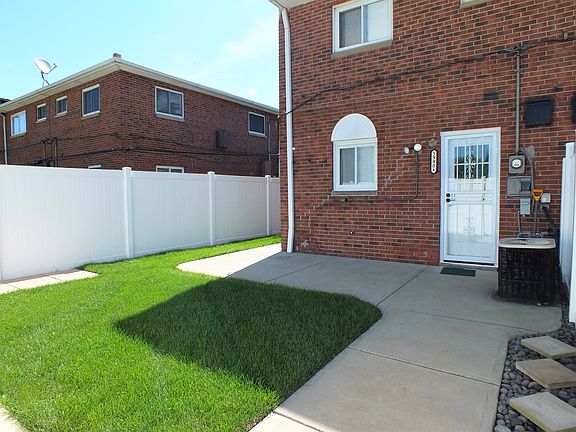 3rd image of 5990 Glenway Dr #A