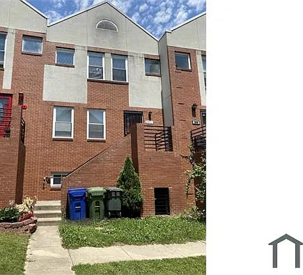 2571 Francis St — Photo 4