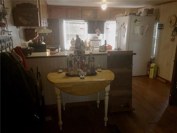 4th image of 566 Roy St