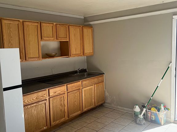 2nd image of 2709 Lindsey Dr #B