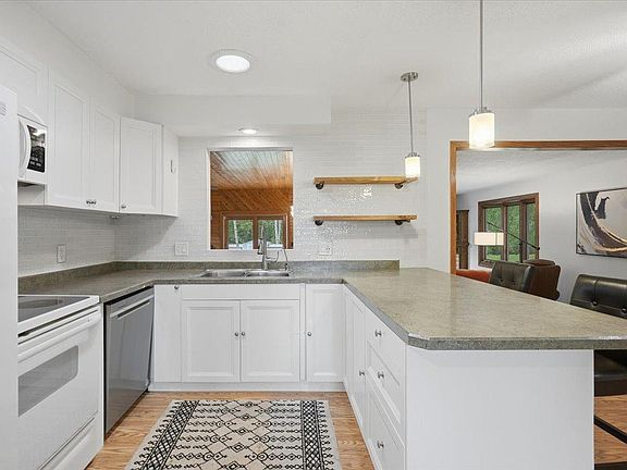 4th image of 272 Glenmont Rd
