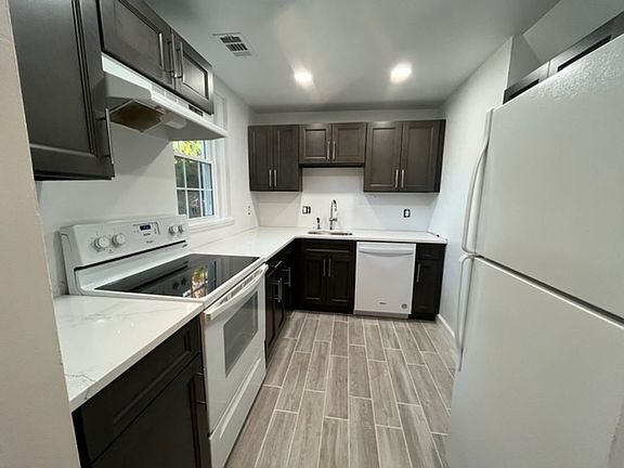 3rd image of 2983 S Columbus St #1