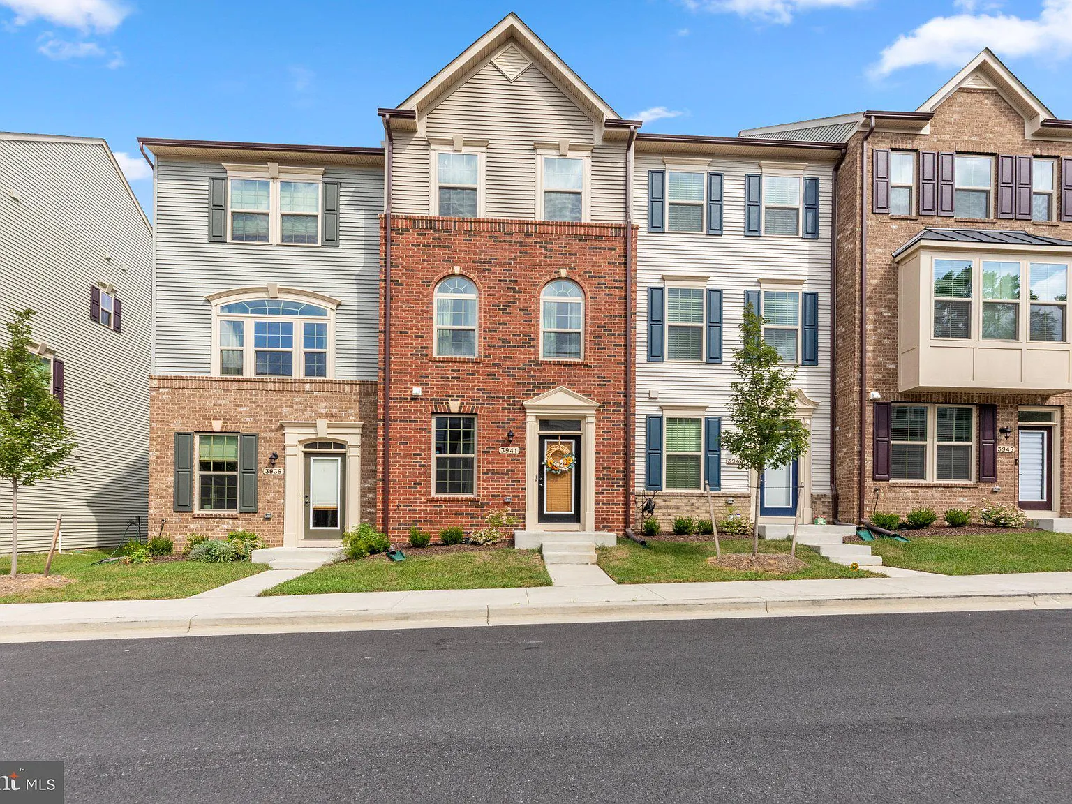 3 bed, 3.5 bath, 1383 sqft, $3,200 — Photo 1